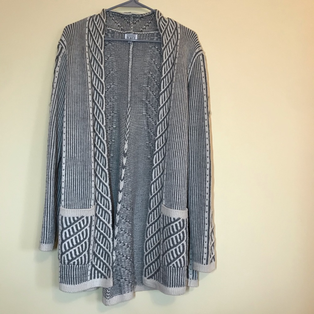 *SOLD* Gray & White Pattern Cardigan Size M